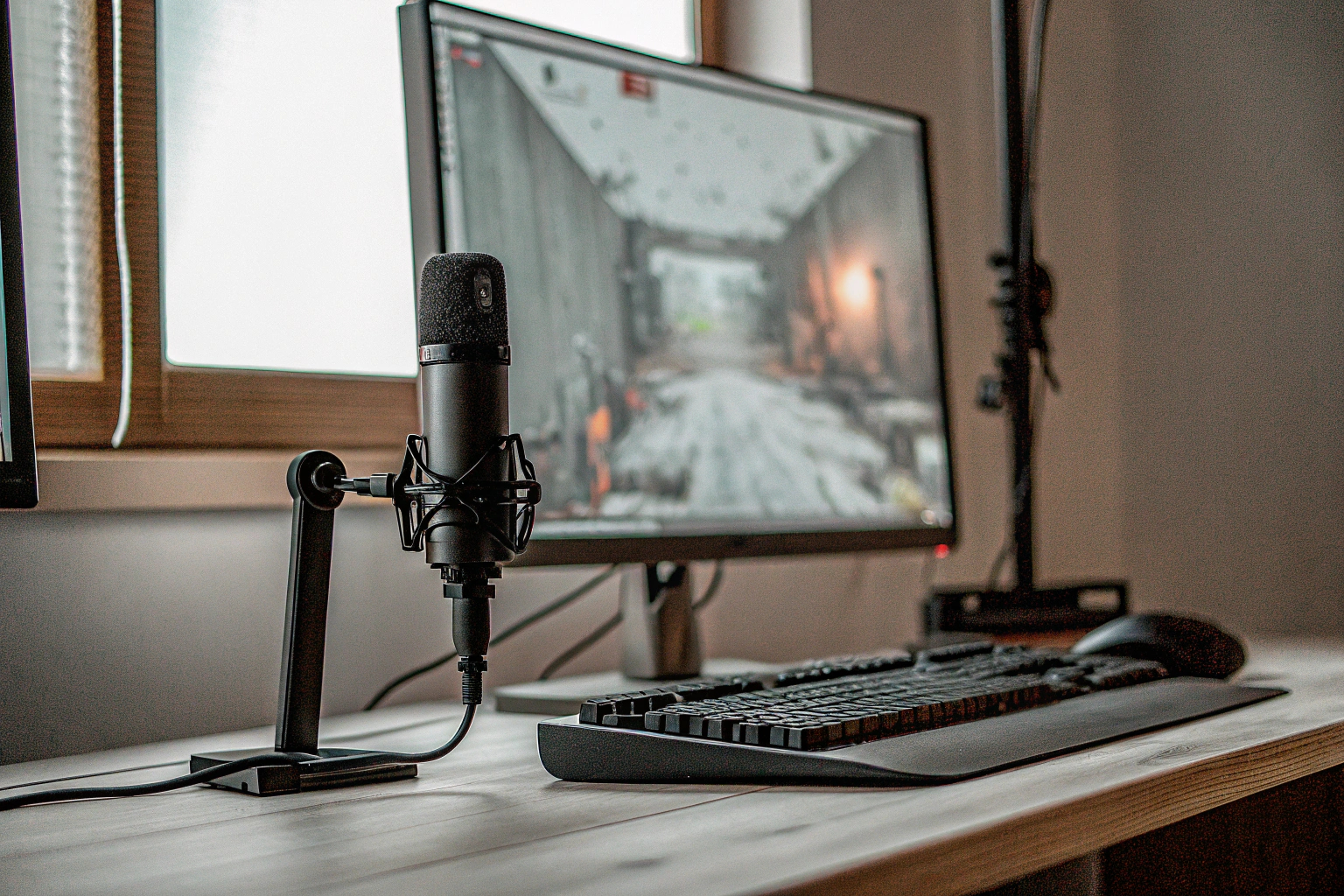 Gaming-Setup mit Mikrofon und RGB-Beleuchtung